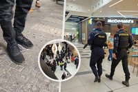 Útok v obchodním centru v Hradci: Krev vedla až k restauracím! Policie dopadla podezřelého