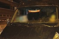 Odvěká rivalita mezi městy: Útočník v Pardubicích házel vejce na auto s nápisem „Hradec“