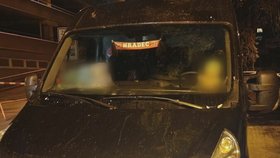 Odvěká rivalita mezi městy: Útočník v Pardubicích házel vejce na auto s nápisem „Hradec“