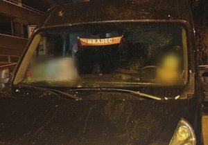 Odvěký spor mezi Pardubicemi a Hradcem: Muž zaútočil na auto vajíčky.