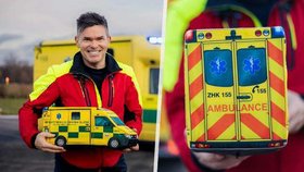 Letecký záchranář vymyslel plyšovou sanitku, má učit děti volat 155.