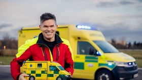 Letecký záchranář vymyslel plyšovou sanitku, má učit děti volat 155.