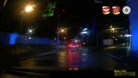 Policistům v Hradci Králové ujížděl mladík bez řidičáku, pod vlivem alkoholu a v cizím autě.