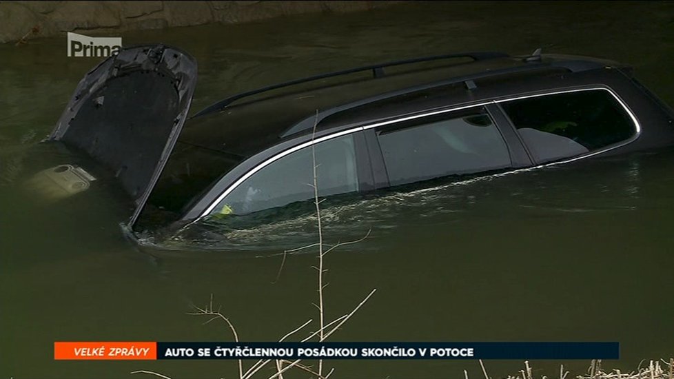 Řidič sjel s třemi malými dětmi u Hradce Králové do potoka.