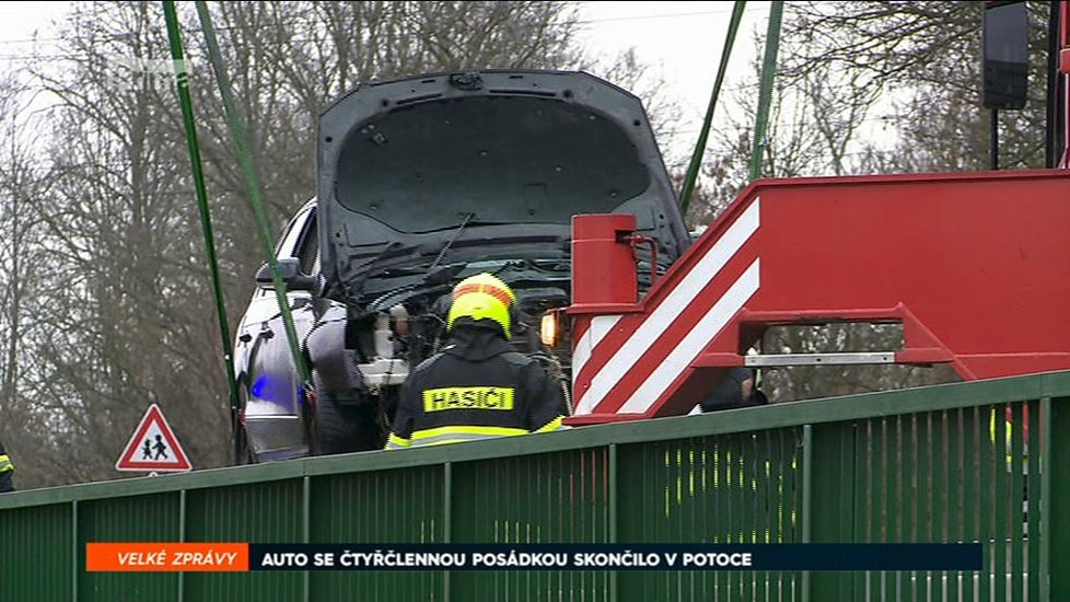 Řidič sjel s třemi malými dětmi u Hradce Králové do potoka.