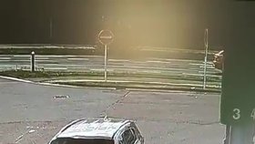 Video z Hradce Králové baví internet. Muž si na čerpací stanici dofukoval kolo hasicím přístrojem.