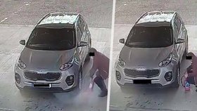 Video z Hradce Králové baví internet: Řidič dofukoval pneumatiku hasicím přístrojem