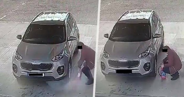 Video z Hradce Králové baví internet: Řidič dofukoval pneumatiku hasicím přístrojem