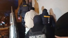 Soud v H. Králové poslal do vazby cizince, který podle policie útočil v pátek v obchodním centru.