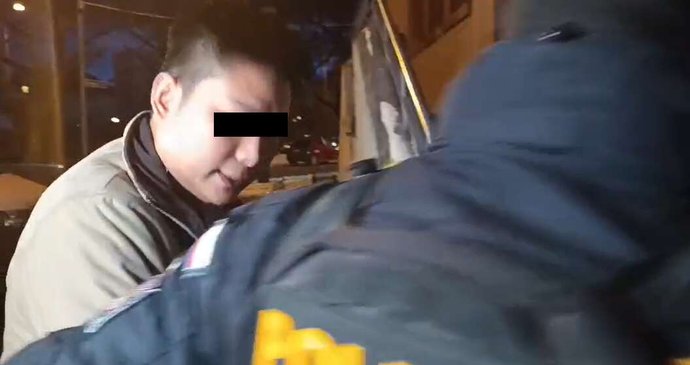 Soud v H. Králové poslal do vazby cizince, který podle policie útočil v pátek v obchodním centru.