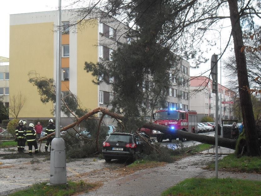 Škody způsobené větrem v Hradci Králové na Slezském Předměstí