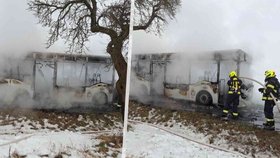 Na Hradecku shořel linkový autobus, jelo v něm tou dobou 12 dětí