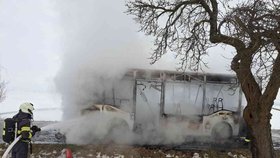 V autobuse bylo 15 lidí, všichni stihli včas vystoupit, řidič se nadýchal kouře