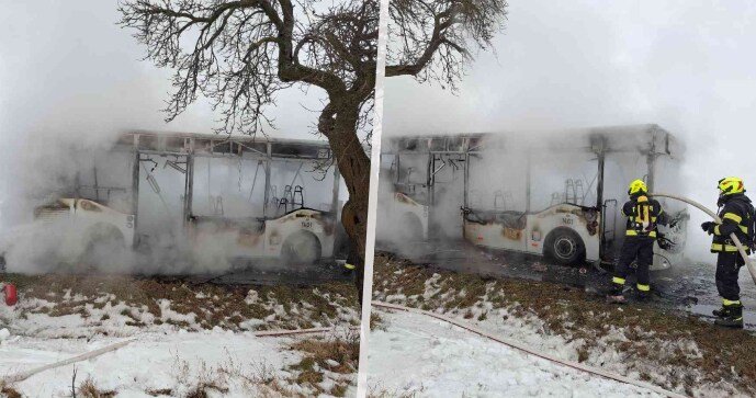 Na Hradecku shořel linkový autobus, jelo v něm tou dobou 12 dětí
