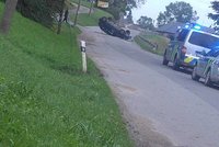 Kuriózní nehoda u Hradce nad Svitavou: Z auta převráceného na střechu mají lidé srandu