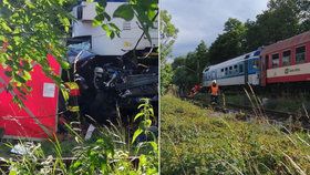 Rodinná tragédie! Na hradeckém přejezdu zemřely dvě děti. Pod koly vlaku našli smrt i jejich rodiče.