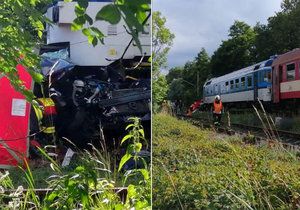 Rodinná tragédie! Na hradeckém přejezdu zemřely dvě děti. Pod koly vlaku našli smrt i jejich rodiče.