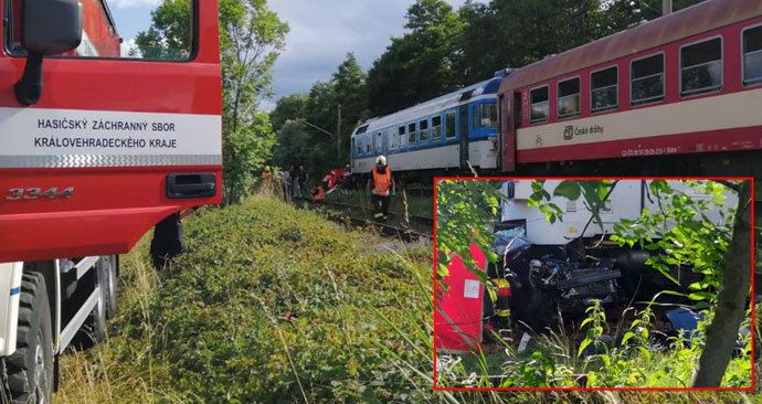 Rodinná tragédie! Na přejezdu zemřely dvě děti. Pod koly vlaku našli smrt i jejich rodiče.