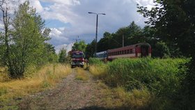 Rodinná tragédie! Na hradeckém přejezdu zemřely dvě děti. Pod koly vlaku našli smrt i jejich rodiče.