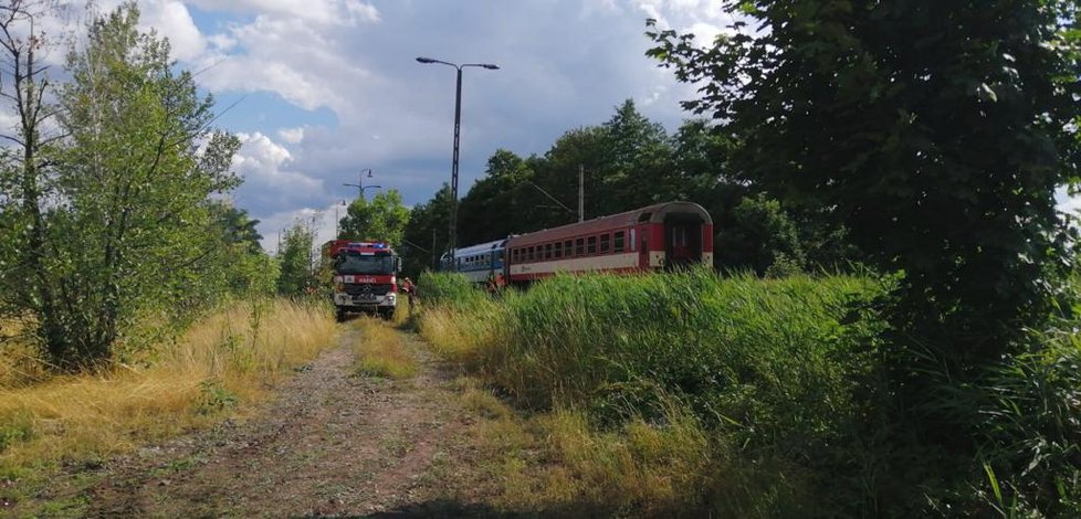 Rodinná tragédie! Na přejezdu zemřely dvě děti. Pod koly vlaku našli smrt i jejich rodiče.