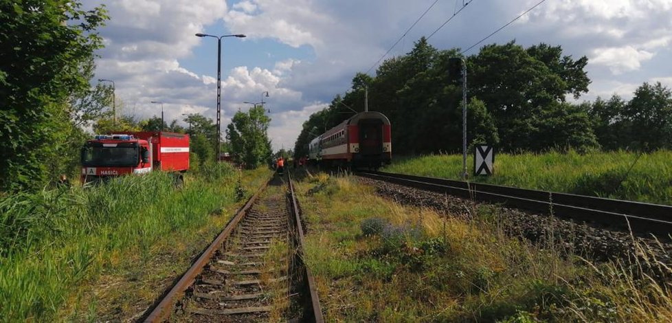 Rodinná tragédie! Na přejezdu zemřely dvě děti. Pod koly vlaku našli smrt i jejich rodiče.