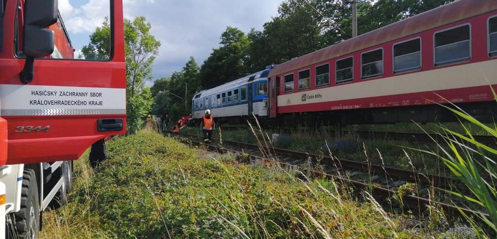 Rodinná tragédie! Na hradeckém přejezdu zemřely dvě děti. Pod koly vlaku našli smrt i jejich rodiče.