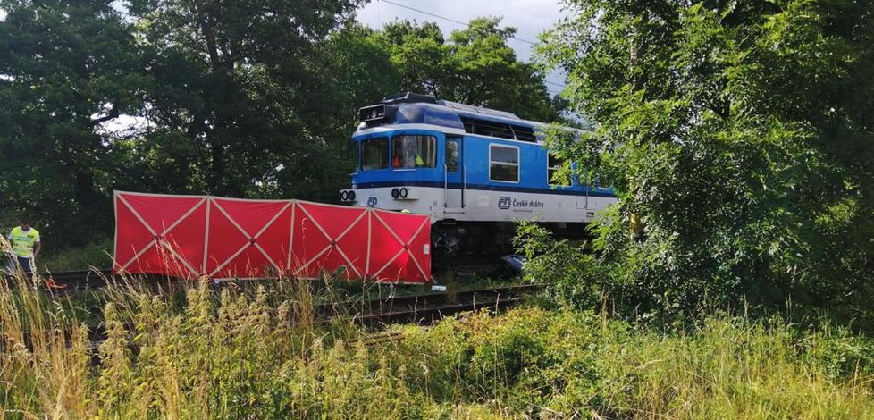 Rodinná tragédie! Na hradeckém přejezdu zemřely dvě děti. Pod koly vlaku našli smrt i jejich rodiče.