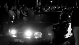Tragédie na tuningovém srazu. Mustang vletěl do lidí.