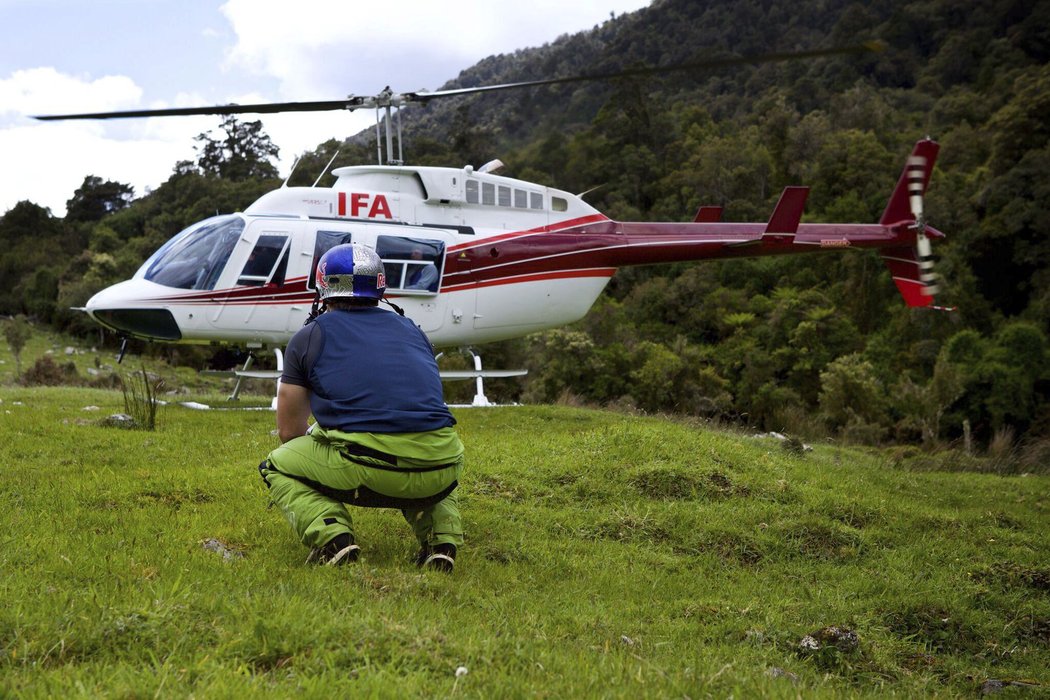 K řece se dopravuje Hradilek s kamarády helikoptérou