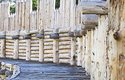 Vnitřní konstrukce hradby ze sroubených klád v archeoparku Chotěbuz – Podobora