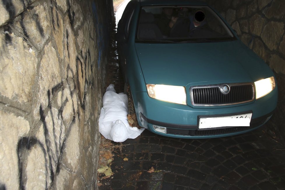 Řidič vjel do tunelu, srazil seniora a těsně minul kočárek: Podle obžaloby šlo o pokus o vraždu.