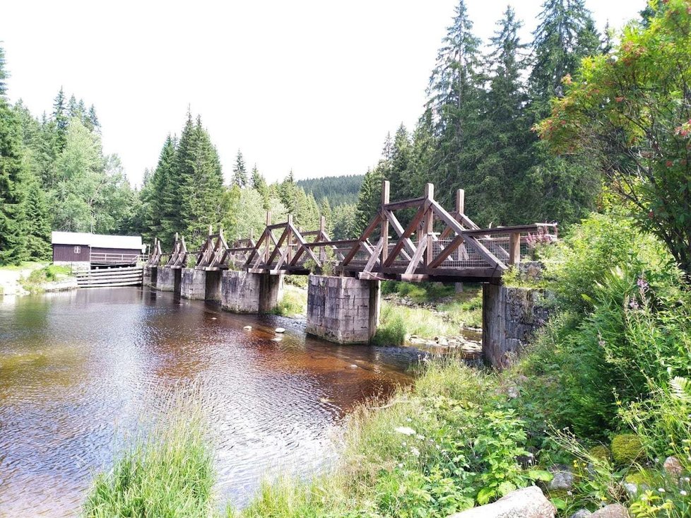 Unikátní hradlový most, rechle, přes řeku Vydru u Modravy na Šumavě se bude opravovat.