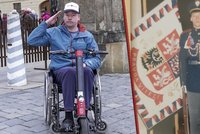 Četař Hradní stráže Pavel (46) je na vozíku kvůli dědičné nemoci: Díky dárcům už jezdí sám!