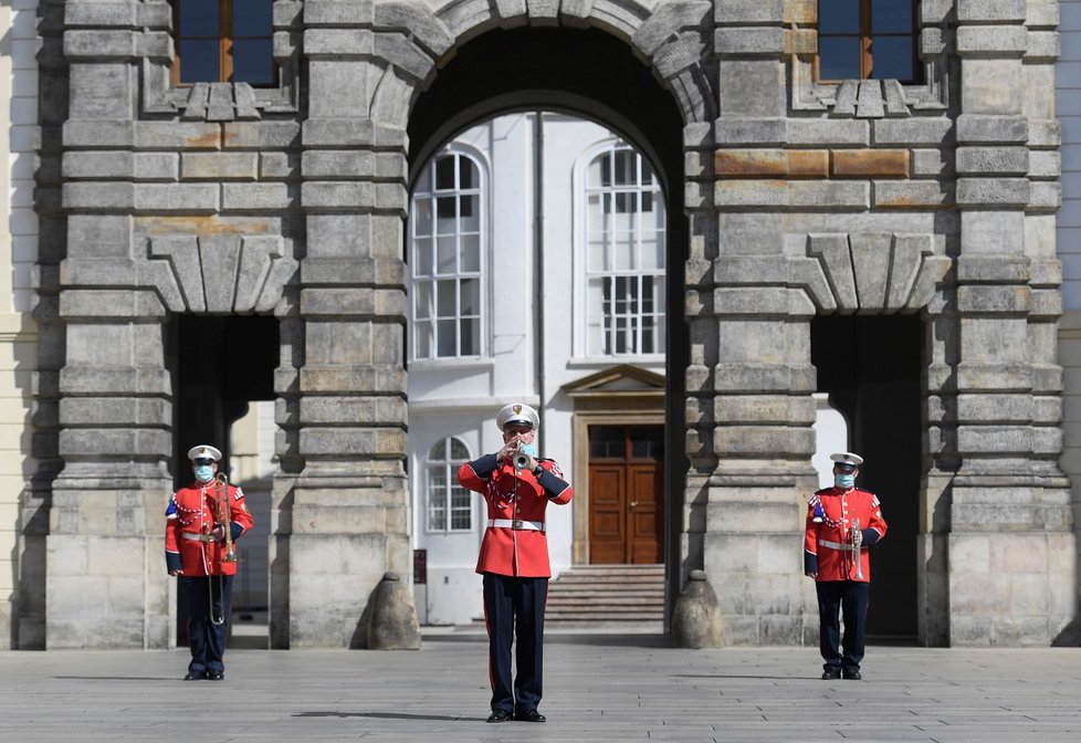 Členové Hudby Hradní stráže hrají 5. dubna 2020 na nádvoří Pražského hradu.