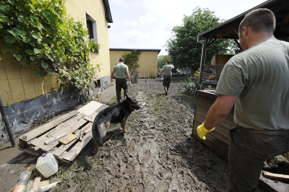 Vojáci Hradní stráže během povodní v roce 2013. Pomáhali v pražských Lahovičkách.