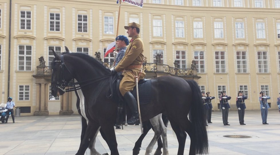 Přehlídka na Pražském hradě při příležitosti 100 let od ceremoniálu legionářů ve francouzském Darney