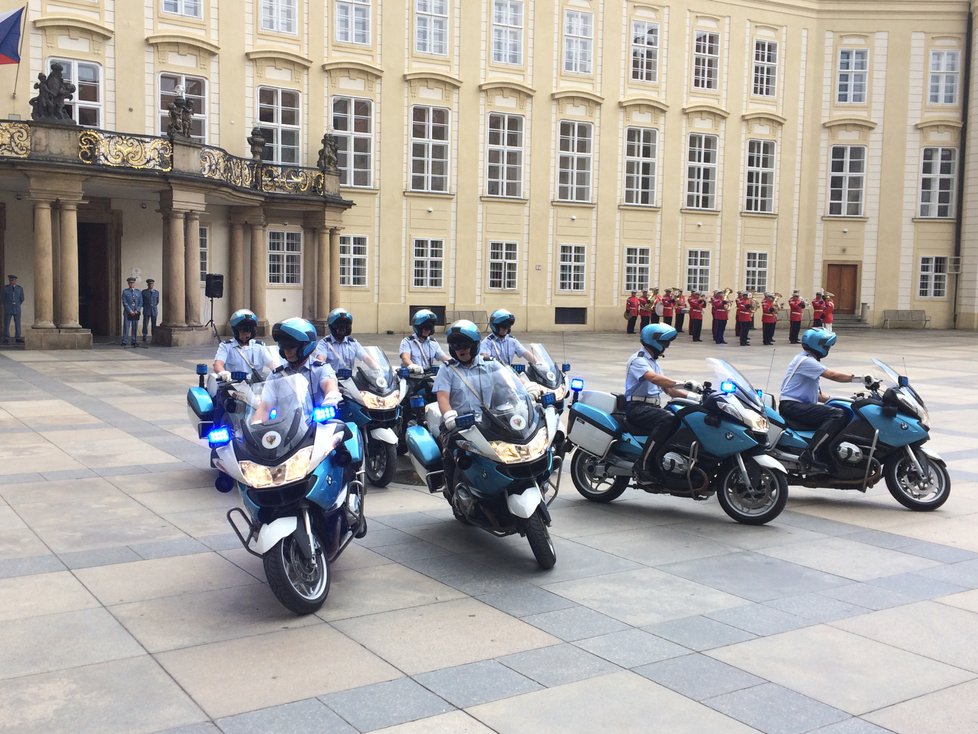 Přehlídka na Pražském hradě při příležitosti 100 let od ceremoniálu legionářů ve francouzském Darney.