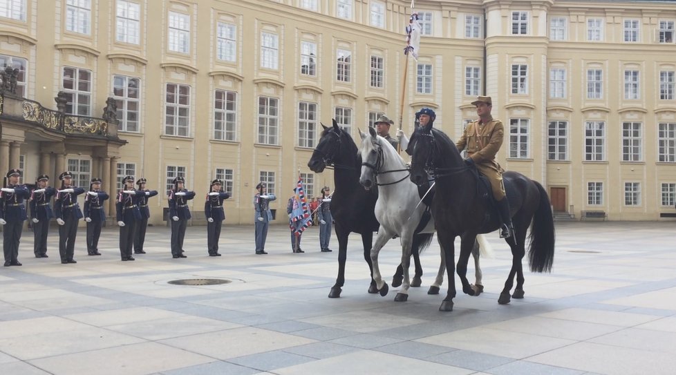 Přehlídka na Pražském hradě při příležitosti 100 let od ceremoniálu legionářů ve francouzském Darney.