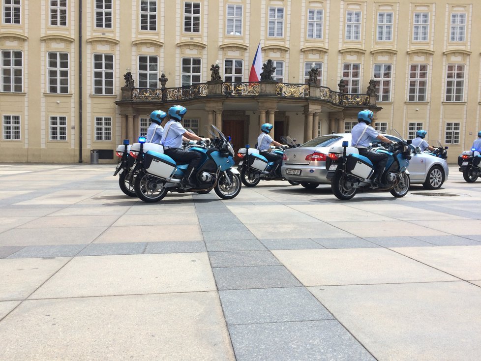 Přehlídka na Pražském hradě při příležitosti 100 let od ceremoniálu legionářů ve francouzském Darney.