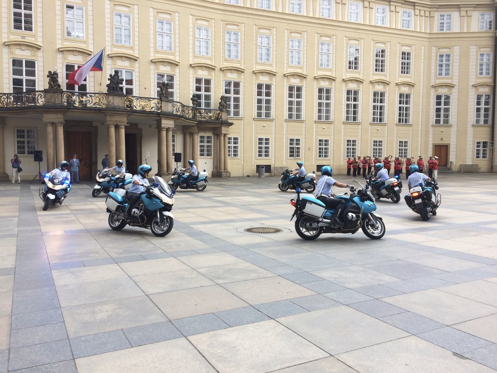 Přehlídka na Pražském hradě při příležitosti 100 let od ceremoniálu legionářů ve francouzském Darney