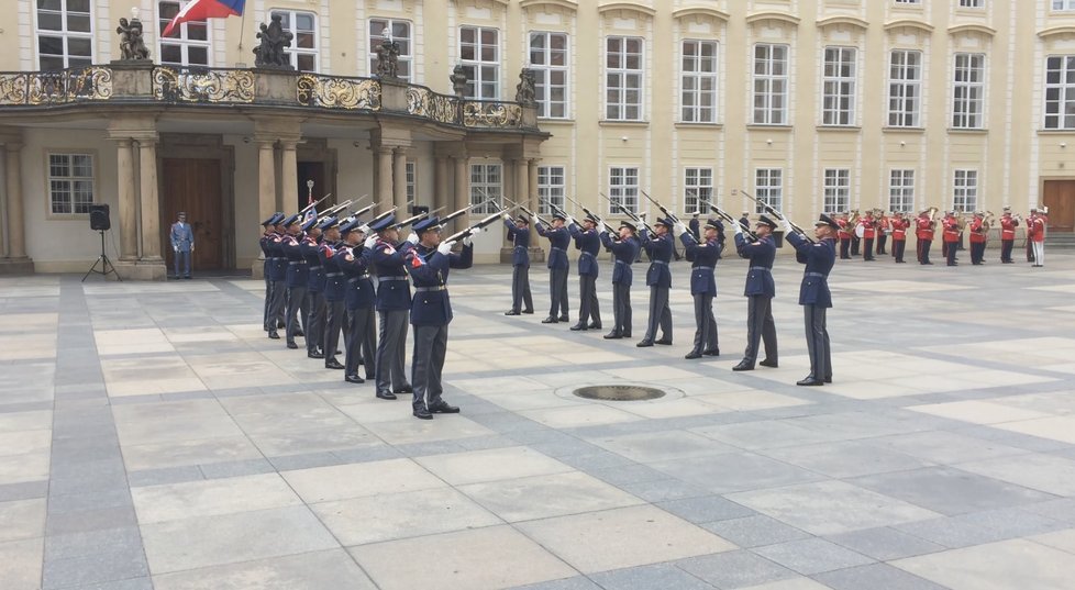 Přehlídka na Pražském hradě při příležitosti 100 let od ceremoniálu legionářů ve francouzském Darney