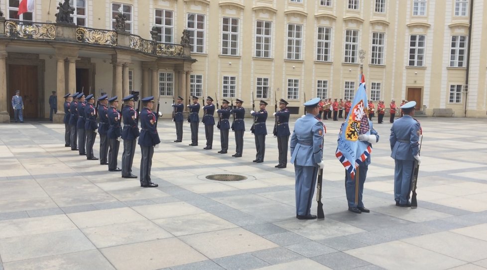 Přehlídka na Pražském hradě při příležitosti 100 let od ceremoniálu legionářů ve francouzském Darney