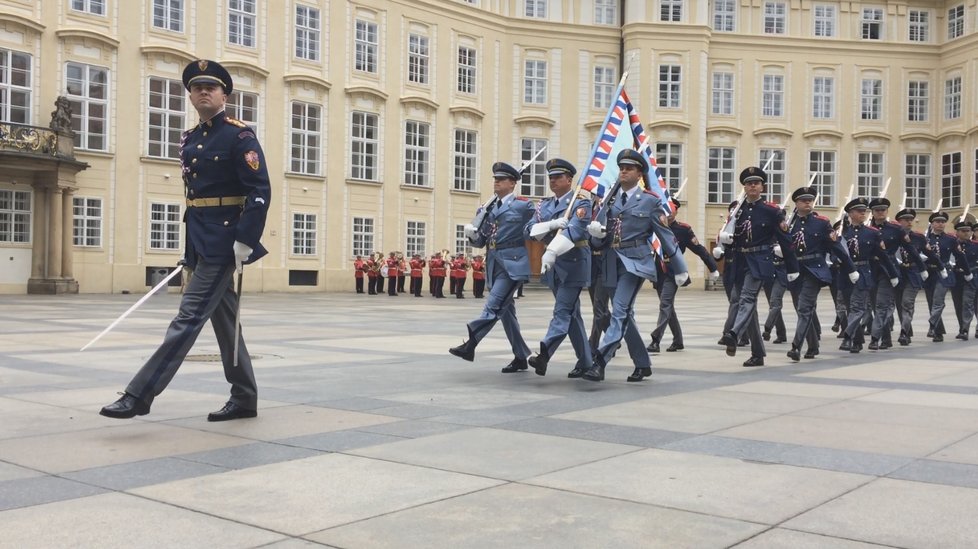 Přehlídka na Pražském hradě při příležitosti 100 let od ceremoniálu legionářů ve francouzském Darney.