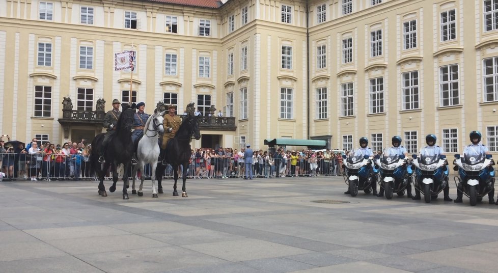 Přehlídka na Pražském hradě při příležitosti 100 let od ceremoniálu legionářů ve francouzském Darney