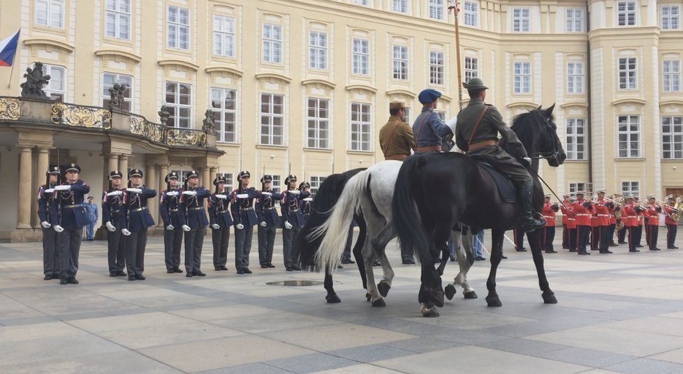 Přehlídka na Pražském hradě při příležitosti 100 let od ceremoniálu legionářů ve francouzském Darney.