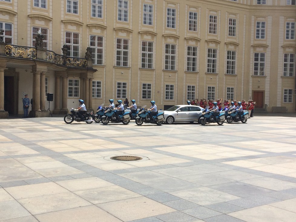 Přehlídka na Pražském hradě při příležitosti 100 let od ceremoniálu legionářů ve francouzském Darney.