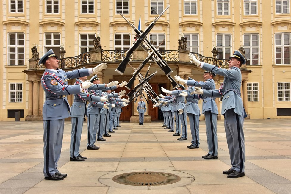 Členové Hradní stráže musejí splňovat celou řadu podmínek, aby mohli tuto práci vykonávat.