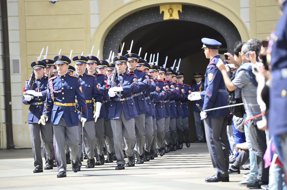 Hradní stráž má za úkol chránit areál Pražského hradu. Součástí jsou i nehybní vojáci ve strážních budkách.