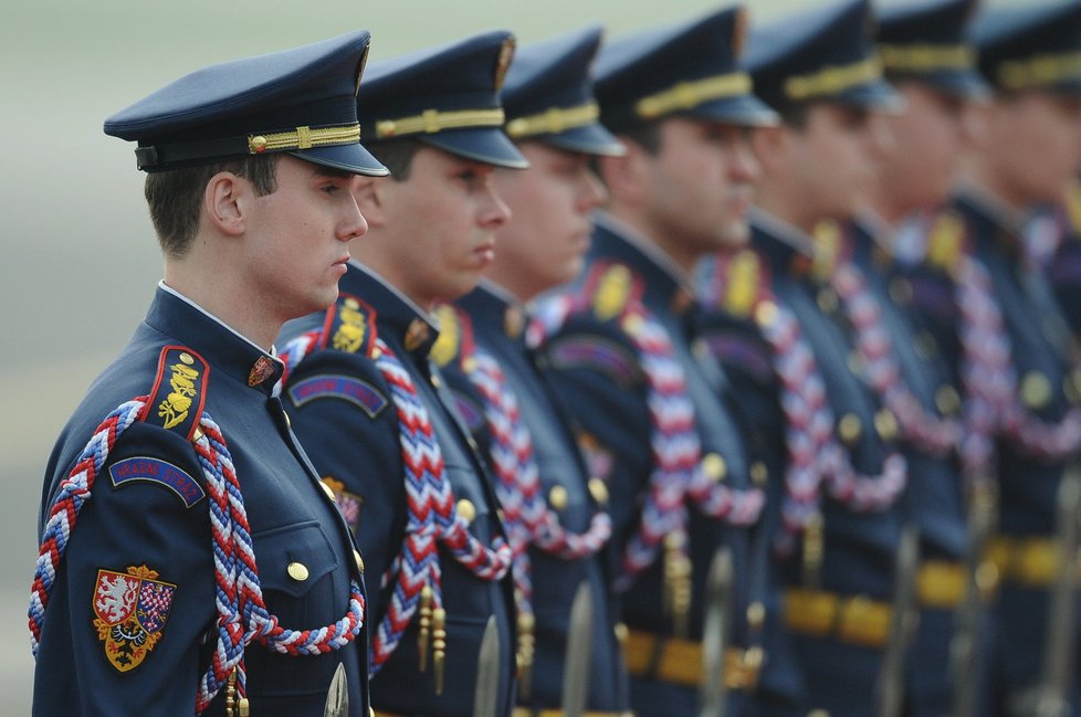 Hradní stráž má za úkol chránit areál Pražského hradu. Součástí jsou i nehybní vojáci ve strážních budkách.