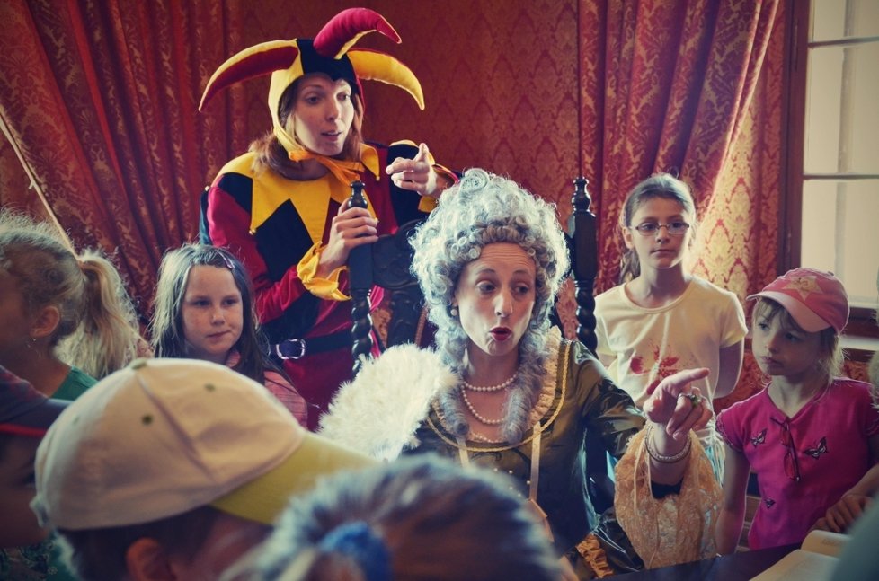 Průvodci v barokních kostýmech zavedou děti na zámku Potštejn u Vamberku do poloviny 18.století.